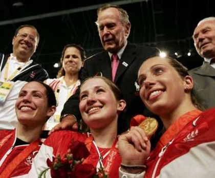 Сада Якобсон, Бекка Уорд, Мариэль Загунис с экс-президентом США Джорджем Бушем-старшим