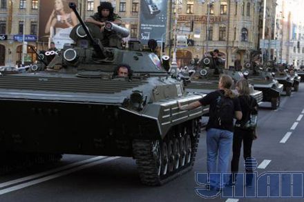 Танки вышли на Крещатик (фото)