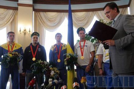 Юрій Павленко вітає олімпійських чемпіонів 