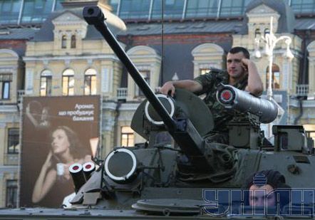 Танки вышли на Крещатик (фото)