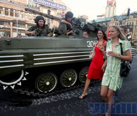Танки вышли на Крещатик (фото)