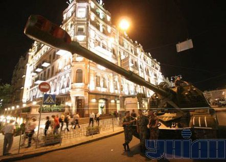Танки вышли на Крещатик (фото)
