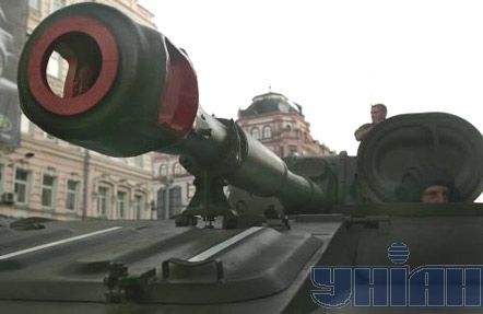 Танки вышли на Крещатик (фото)