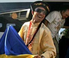 Олімпійський чемпіон Василь Ломаченко тримає в руках національний прапор України в аеропорту Бориспіль.  26 серпня