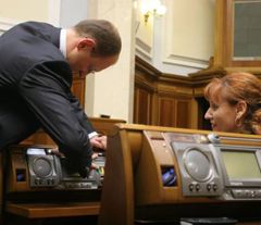 Арсений Яценюк демонстрирует журналистам работу модернизированной системы “Рада” в сессионном зале ВР. Киев, 30 августа 