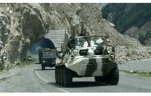 На Цхинвали движется колонна российских танков
