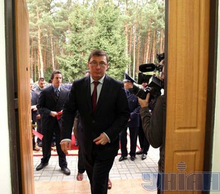 Луценко в пункті утримання нелегальних мігрантів (фоторепортаж)