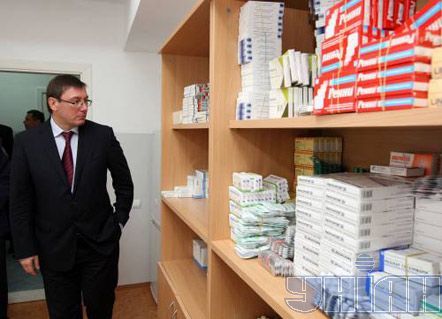 Луценко в пункті утримання нелегальних мігрантів (фоторепортаж)