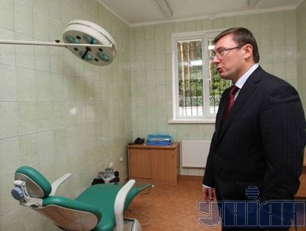 Луценко в пункті утримання нелегальних мігрантів (фоторепортаж)