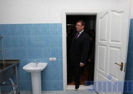 Луценко в пункті утримання нелегальних мігрантів (фоторепортаж)