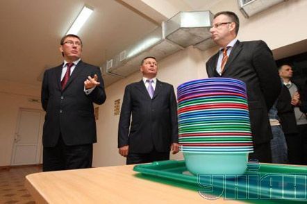 Луценко в пункті утримання нелегальних мігрантів (фоторепортаж)