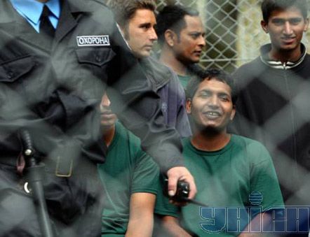 Луценко в пункті утримання нелегальних мігрантів (фоторепортаж)