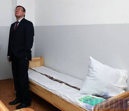 Луценко в пункті утримання нелегальних мігрантів (фоторепортаж)