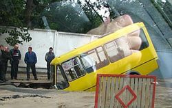 У Києві маршрутка провалилася під землю (фото)