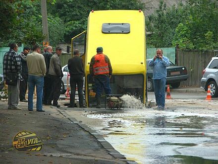У Києві маршрутка провалилася під землю (фото)