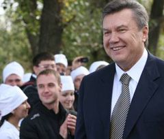 Виктор Янукович во время  открытия первой очереди туберкулезной больницы. Луганская область, 18 сентября