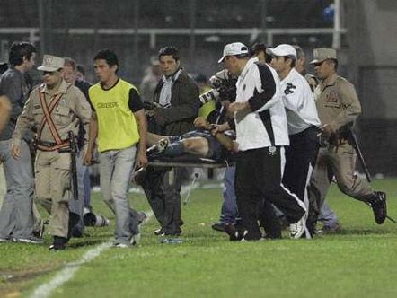 Футбольному арбитру разбили голову камнем (добавлены фото)