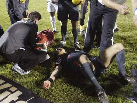 Футбольному арбитру разбили голову камнем (добавлены фото)