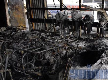 У Києві згорів салон мотоциклів Yamaha (фото)