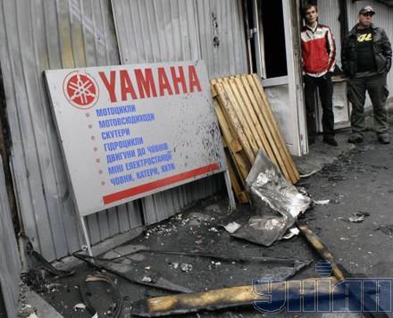 У Києві згорів салон мотоциклів Yamaha (фото)