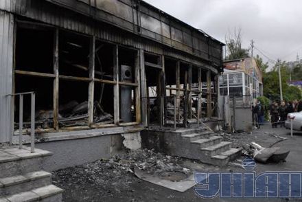 У Києві згорів салон мотоциклів Yamaha (фото)