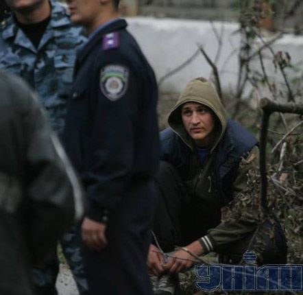 Людина, яка через кілька хвилин зламала руку фотокореспондентові Олександру Течинському