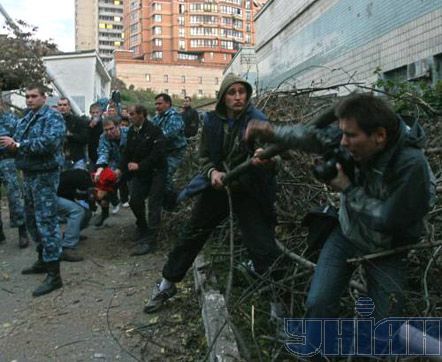 Охоронці проблемної забудови зламали руку журналістові (додані фото)