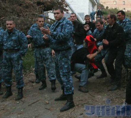 Охоронці проблемної забудови зламали руку журналістові (додані фото)