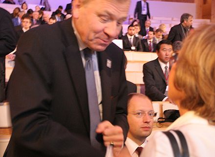 Яценюк презентовал себя в Европе как независимый политик