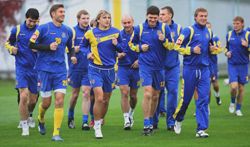 Игроки сборной Украины по футболу во время открытой тренировки в Конча-Заспе