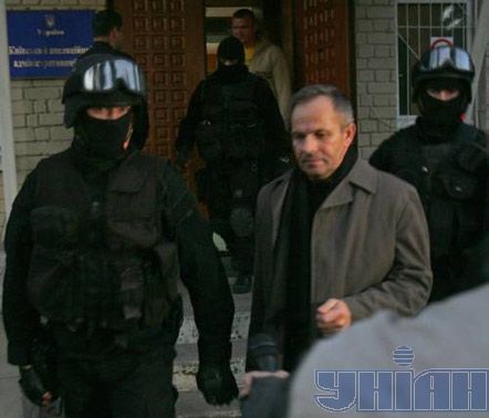 'Альфа' забирает судью, который будет рассматривать жалобу Ющенко (фото)