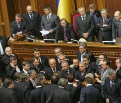 Члени фракції БЮТ блокують трибуну та президію парламенту. Київ, 21 жовтня 