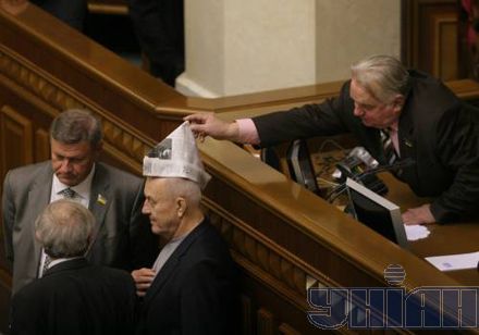 Нардепи знайшли вже три способи використання газети (фоторепортаж)