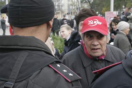 В Донецке коммунисты пошли на штурм здания обладминистрации (фото)