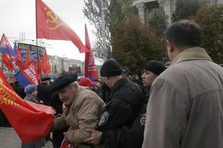 В Донецке коммунисты пошли на штурм здания обладминистрации (фото)