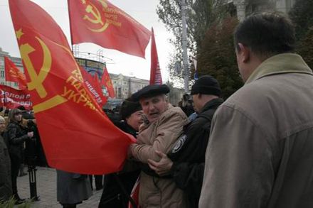 В Донецке коммунисты пошли на штурм здания обладминистрации (фото)