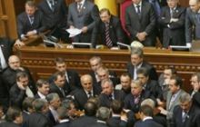 БЮТ блокирует трибуну и президиум парламента