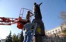 Пам’ятник Катерині ІІ в Севастополі облили жовтою і синьою фарбою (фото)