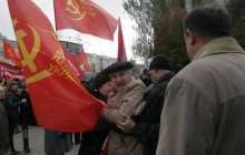 У Донецьку комуністи пішли на штурм будівлі обладміністрації (фото)