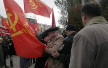 У Донецьку комуністи пішли на штурм будівлі обладміністрації (фото)