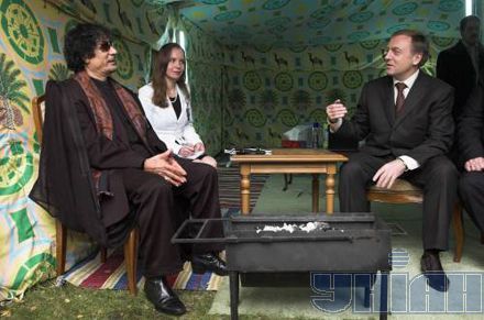 Каддафи жжет костер на Банковой (фоторепортаж)