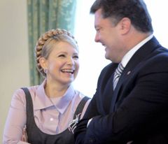 Юлія Тимошенко і Петро Порошенко на нараді з керівництвом уряду, Національного банку та банківських установ. Київ, 6 листопада 