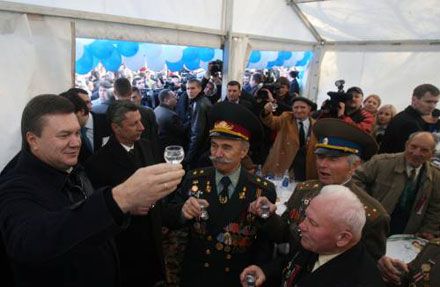 Партія регіонів влаштувала свято визволителям Києва (фоторепортаж)