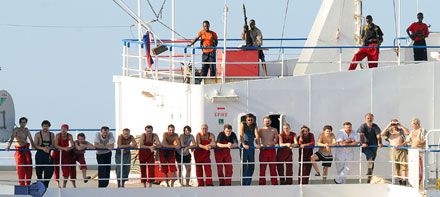 Пірати вивели екіпаж «Фаїни»  на відкриту палубу. Фото від 9 листопада