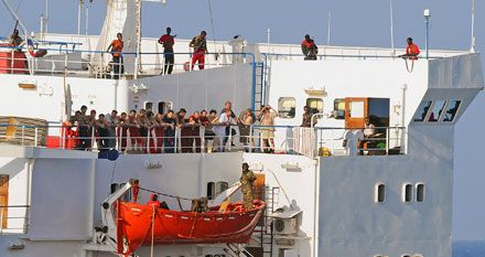 Пираты по требованию США показали экипаж «Фаины» (фото)