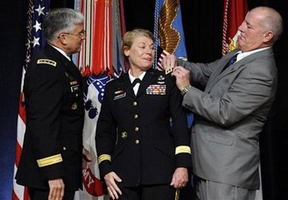 Джордж Кейсі, Енн Данвуді та Крег Бротчі