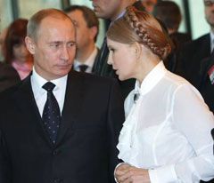 Юлия Тимошенко разговаривает со своим российским коллегой Владимиром Путиным перед заседанием Совета глав правительств стран-участниц СНГ. Кишинев, 14 ноября