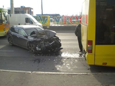 В Киеве иномарка влетела в троллейбус (фото)
