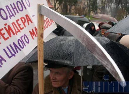 Селяни взяли в облогу Львівську обласну раду (фото)