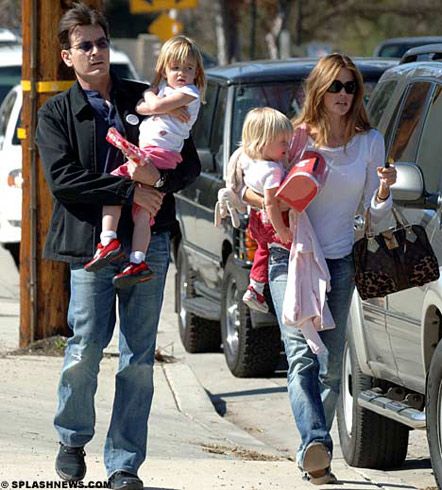 Сем (на руках у батька) і Лола Шин